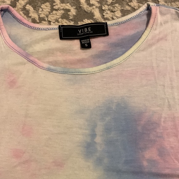 Tops - Picture 3 of 6